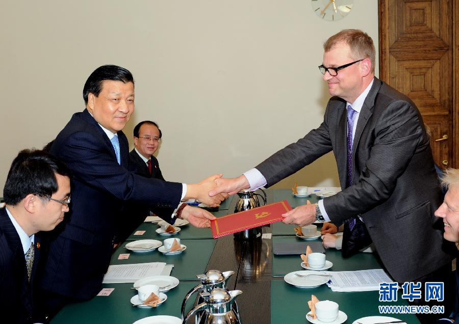 6月12日，中共中央政治局常委、中央書記處書記劉云山在赫爾辛基會(huì)見芬蘭中間黨主席西皮萊。 新華社記者饒愛民攝