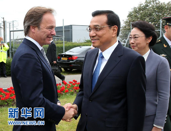 6月16日，應(yīng)英國(guó)首相卡梅倫邀請(qǐng)，國(guó)務(wù)院總理李克強(qiáng)乘專機(jī)抵達(dá)倫敦希思羅機(jī)場(chǎng)，開(kāi)始對(duì)英國(guó)進(jìn)行正式訪問(wèn)。李克強(qiáng)總理夫人程虹同機(jī)抵達(dá)。這是英國(guó)政府高級(jí)官員到機(jī)場(chǎng)迎接李克強(qiáng)總理和夫人。新華社記者 龐興雷 攝