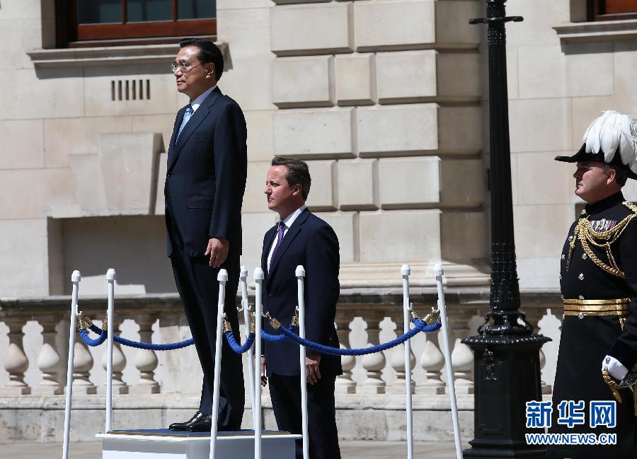 6月17日，中國(guó)國(guó)務(wù)院總理李克強(qiáng)在倫敦唐寧街10號(hào)首相府同英國(guó)首相卡梅倫舉行中英總理年度會(huì)晤。這是會(huì)晤前，卡梅倫為李克強(qiáng)舉行隆重的歡迎儀式。新華社記者 龐興雷 攝 