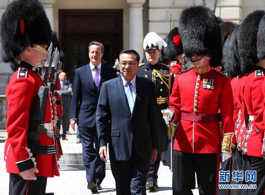 6月17日，中國(guó)國(guó)務(wù)院總理李克強(qiáng)在倫敦唐寧街10號(hào)首相府同英國(guó)首相卡梅倫舉行中英總理年度會(huì)晤。這是會(huì)晤前，卡梅倫為李克強(qiáng)舉行隆重的歡迎儀式。新華社記者 龐興雷 攝  