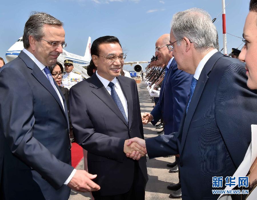 6月19日，國(guó)務(wù)院總理李克強(qiáng)乘專機(jī)抵達(dá)雅典國(guó)際機(jī)場(chǎng)，開(kāi)始對(duì)希臘進(jìn)行正式訪問(wèn)。希臘總理薩馬拉斯在機(jī)場(chǎng)為李克強(qiáng)舉行隆重的歡迎儀式。新華社記者 李濤 攝