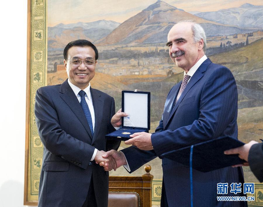 6月19日，國務(wù)院總理李克強(qiáng)在希臘議會大廈會見希臘議長米馬拉基斯。這是會見前，米馬拉基斯代表希臘議會向李克強(qiáng)授予議會金質(zhì)勛章。新華社記者 王曄 攝