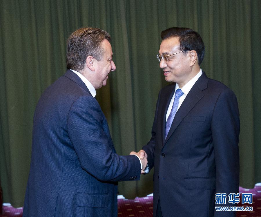 6月21日，國務(wù)院總理李克強(qiáng)在希臘克里特省首府伊拉克利翁會見省長阿爾納烏塔基斯。 新華社記者 王曄 攝 