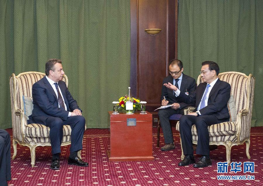 6月21日，國務(wù)院總理李克強(qiáng)在希臘克里特省首府伊拉克利翁會見省長阿爾納烏塔基斯。 新華社記者 王曄 攝