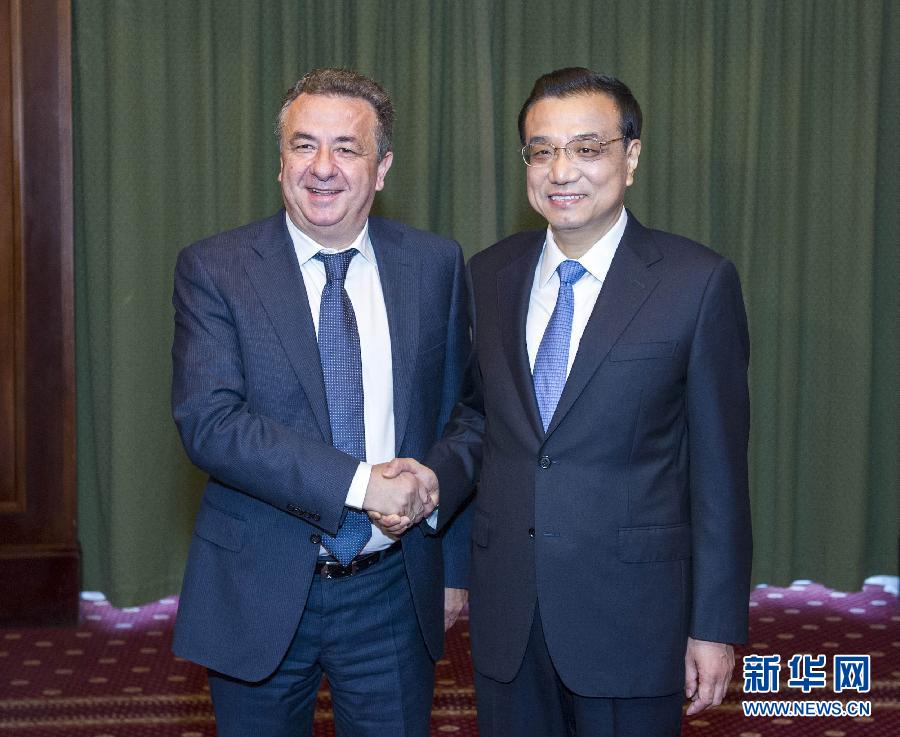 6月21日，國務(wù)院總理李克強(qiáng)在希臘克里特省首府伊拉克利翁會見省長阿爾納烏塔基斯。 新華社記者 王曄 攝