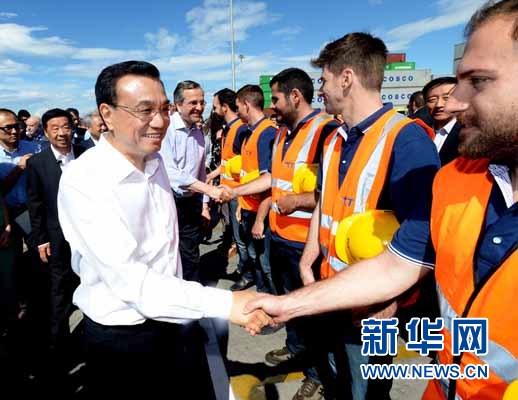 6月20日，國務院總理李克強與希臘總理薩馬拉斯共同考察中國遠洋運輸集團比雷埃夫斯集裝箱碼頭。這是李克強和薩馬拉斯來到3號碼頭，同碼頭工人親切交流。新華社記者 李濤 攝 