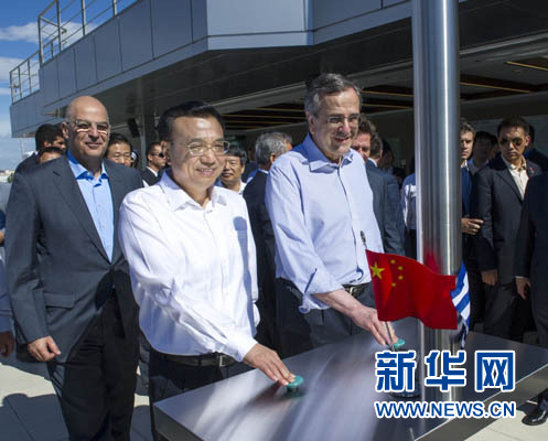 這是李克強與薩馬拉斯共同發(fā)出指令，一列滿載中國貨物的列車緩緩駛出比雷埃夫斯港，開往中東歐目的地。新華社記者 王曄 攝