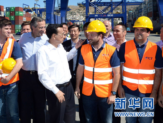 6月20日，國務院總理李克強與希臘總理薩馬拉斯共同考察中國遠洋運輸集團比雷埃夫斯集裝箱碼頭。這是李克強和薩馬拉斯來到3號碼頭，同碼頭工人親切交流。新華社記者 李濤 攝
