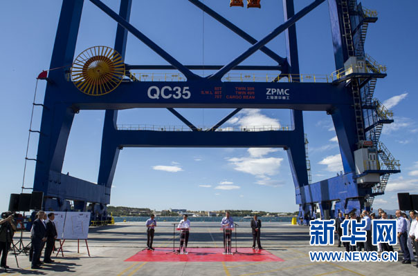 這是李克強和薩馬拉斯在3號碼頭發(fā)表講話。新華社記者 王曄 攝