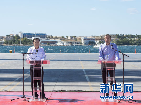 這是李克強和薩馬拉斯在3號碼頭發(fā)表講話。新華社記者 王曄 攝
