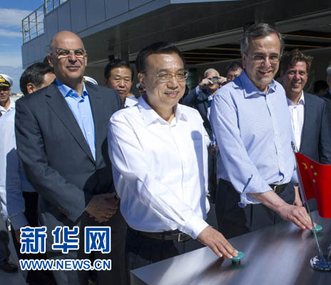 這是李克強與薩馬拉斯共同發(fā)出指令，一列滿載中國貨物的列車緩緩駛出比雷埃夫斯港，開往中東歐目的地。新華社記者 王曄 攝