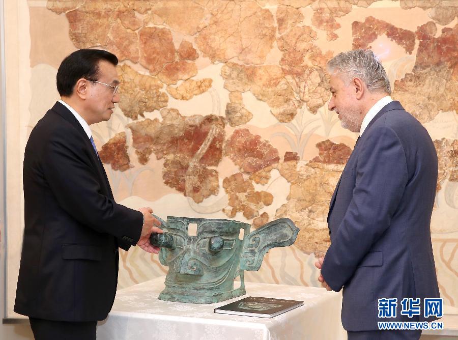 6月21日，國(guó)務(wù)院總理李克強(qiáng)與希臘總理薩馬拉斯共同出席希臘伊拉克利翁博物館新館開館儀式并發(fā)表講話。這是李克強(qiáng)向伊拉克利翁博物館贈(zèng)送三星堆出土文物復(fù)制品。新華社記者 龐興雷 攝 