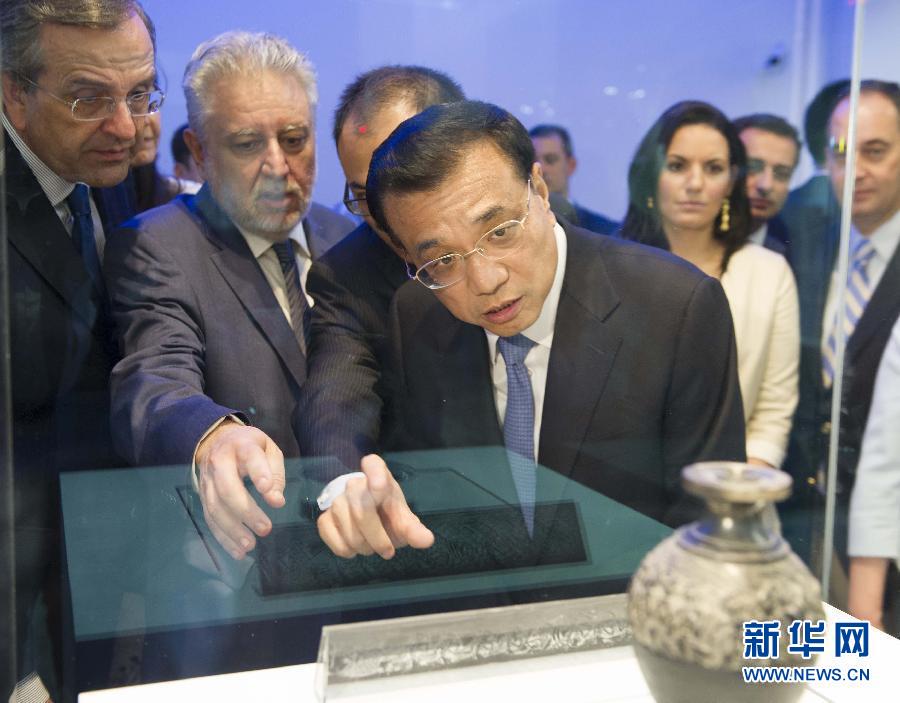  6月21日，國(guó)務(wù)院總理李克強(qiáng)與希臘總理薩馬拉斯共同出席希臘伊拉克利翁博物館新館開館儀式并發(fā)表講話。這是李克強(qiáng)在參觀博物館展品。新華社記者 黃敬文 攝 