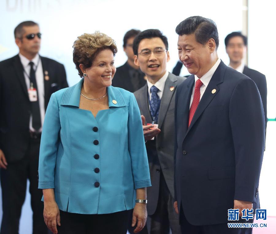 7月15日，國家主席習(xí)近平在巴西福塔萊薩出席金磚國家領(lǐng)導(dǎo)人第六次會晤。這是巴西總統(tǒng)羅塞夫迎接習(xí)近平主席。 新華社記者 蘭紅光 攝 