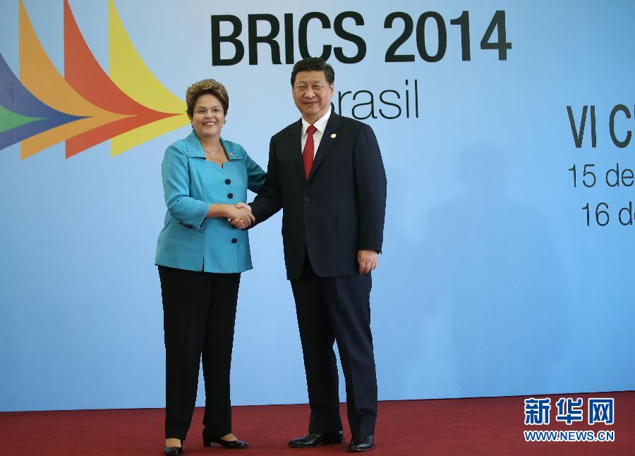 7月15日，國家主席習(xí)近平在巴西福塔萊薩出席金磚國家領(lǐng)導(dǎo)人第六次會晤。這是巴西總統(tǒng)羅塞夫迎接習(xí)近平主席。 新華社記者 蘭紅光 攝 