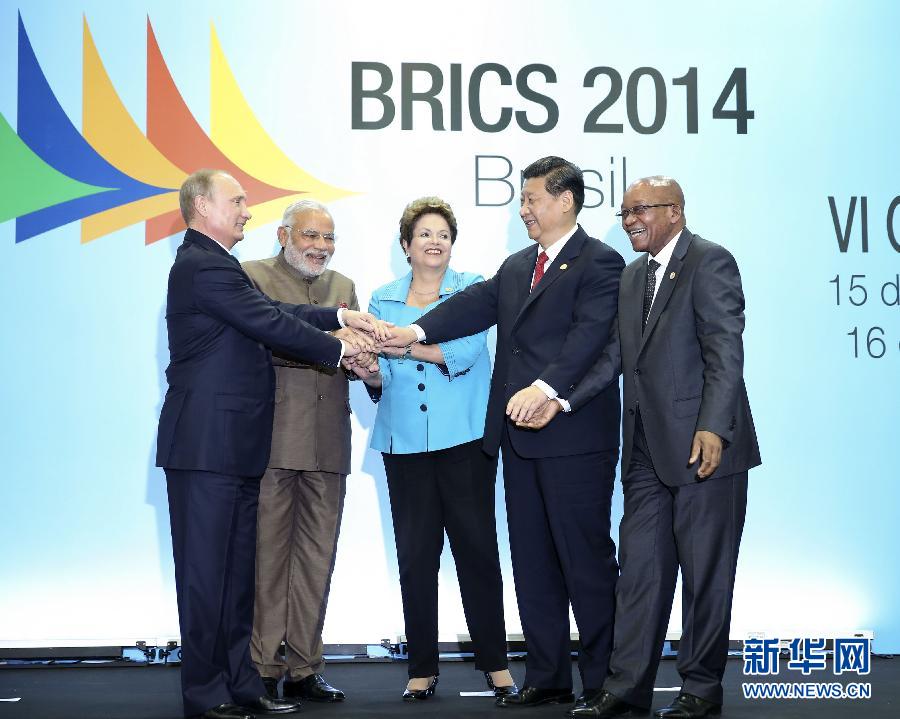 7月15日，國家主席習(xí)近平在巴西福塔萊薩出席金磚國家領(lǐng)導(dǎo)人第六次會晤。這是金磚國家領(lǐng)導(dǎo)人集體合影。 新華社記者蘭紅光攝 