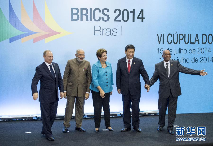 7月15日，國家主席習(xí)近平在巴西福塔萊薩出席金磚國家領(lǐng)導(dǎo)人第六次會晤。這是金磚國家領(lǐng)導(dǎo)人集體合影。 新華社記者王曄攝  