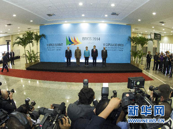 7月15日，國家主席習(xí)近平在巴西福塔萊薩出席金磚國家領(lǐng)導(dǎo)人第六次會晤。這是金磚國家領(lǐng)導(dǎo)人集體合影。 新華社記者王曄攝