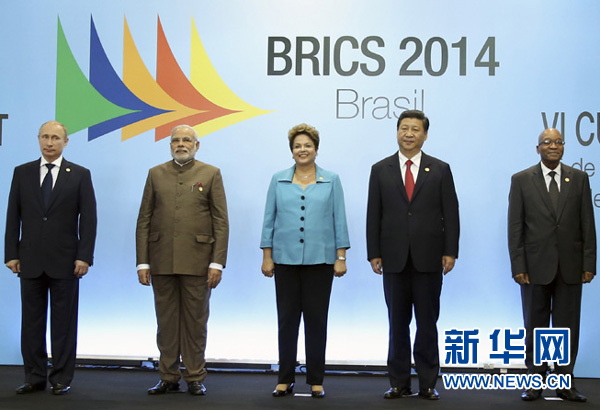  7月15日，國家主席習(xí)近平在巴西福塔萊薩出席金磚國家領(lǐng)導(dǎo)人第六次會晤。這是金磚國家領(lǐng)導(dǎo)人集體合影。 新華社記者蘭紅光攝