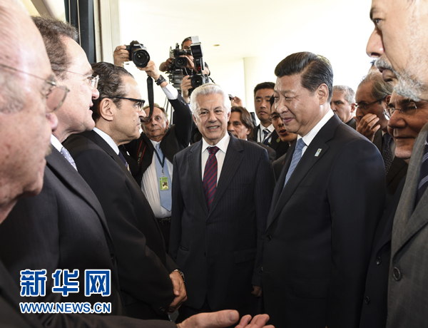 7月16日，國家主席習(xí)近平在巴西利亞會見巴西參議長卡列羅斯和眾議長阿爾維斯。這是兩院議長迎接習(xí)近平主席，并介紹議員代表。 新華社記者李學(xué)仁 攝 