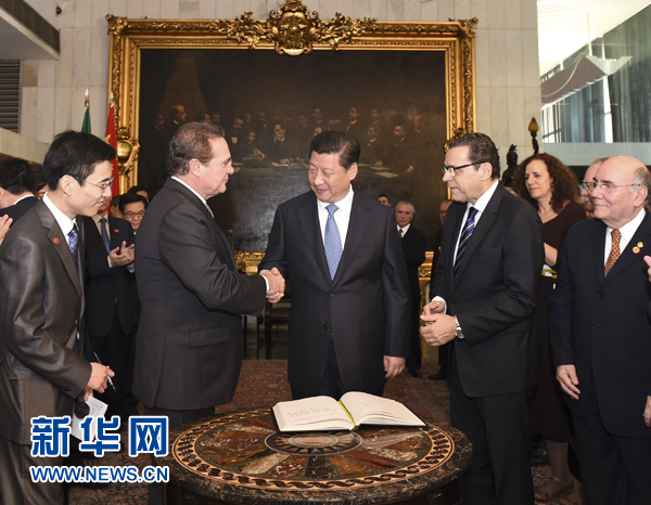 7月16日，國家主席習(xí)近平在巴西利亞會見巴西參議長卡列羅斯（前排左二）和眾議長阿爾維斯（前排右二）。 新華社記者 李學(xué)仁 攝 