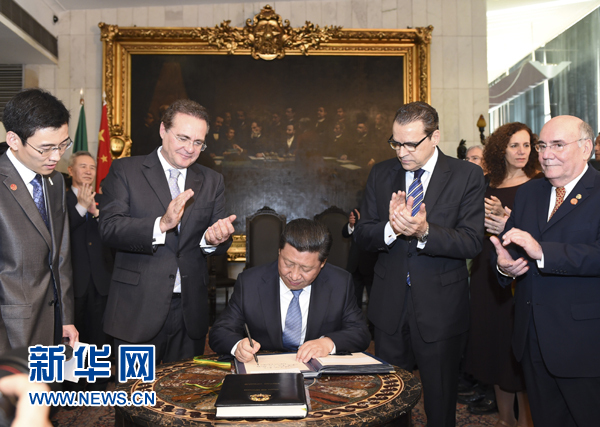 7月16日，國家主席習(xí)近平在巴西利亞會見巴西參議長卡列羅斯（前排左二）和眾議長阿爾維斯（前排右二）。這是習(xí)近平應(yīng)邀為參眾兩院題詞。新華社記者 李學(xué)仁 攝 