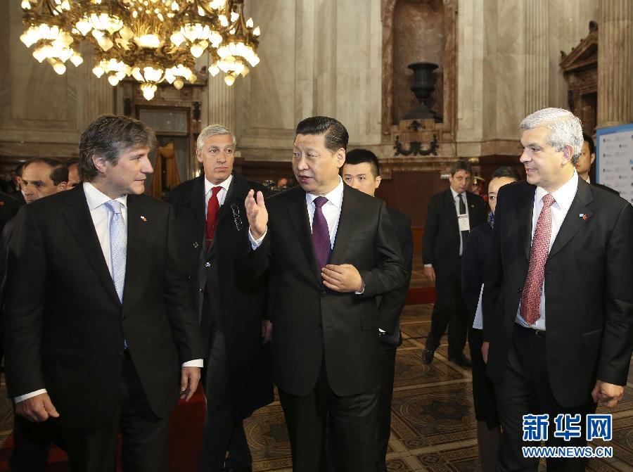 當(dāng)?shù)貢r(shí)間7月19日，國(guó)家主席習(xí)近平在布宜諾斯艾利斯會(huì)見(jiàn)阿根廷副總統(tǒng)兼參議長(zhǎng)布杜（前左）和眾議長(zhǎng)多明格斯（前右）。 新華社記者丁林?jǐn)z 