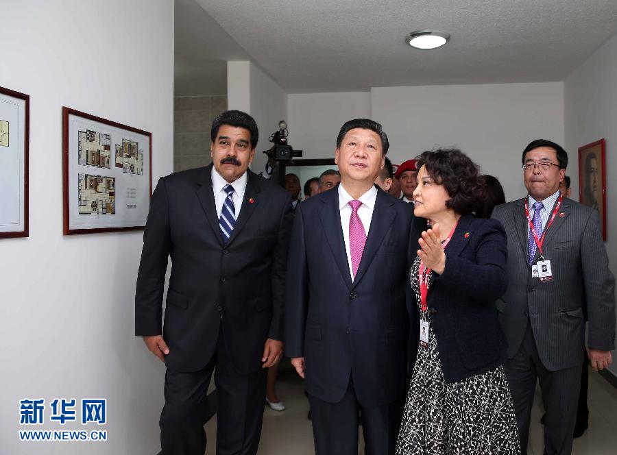 當(dāng)?shù)貢r(shí)間7月21日，國家主席習(xí)近平在委內(nèi)瑞拉總統(tǒng)馬杜羅陪同下在加拉加斯參觀蒂烏娜社會住房項(xiàng)目。 新華社記者 蘭紅光 攝