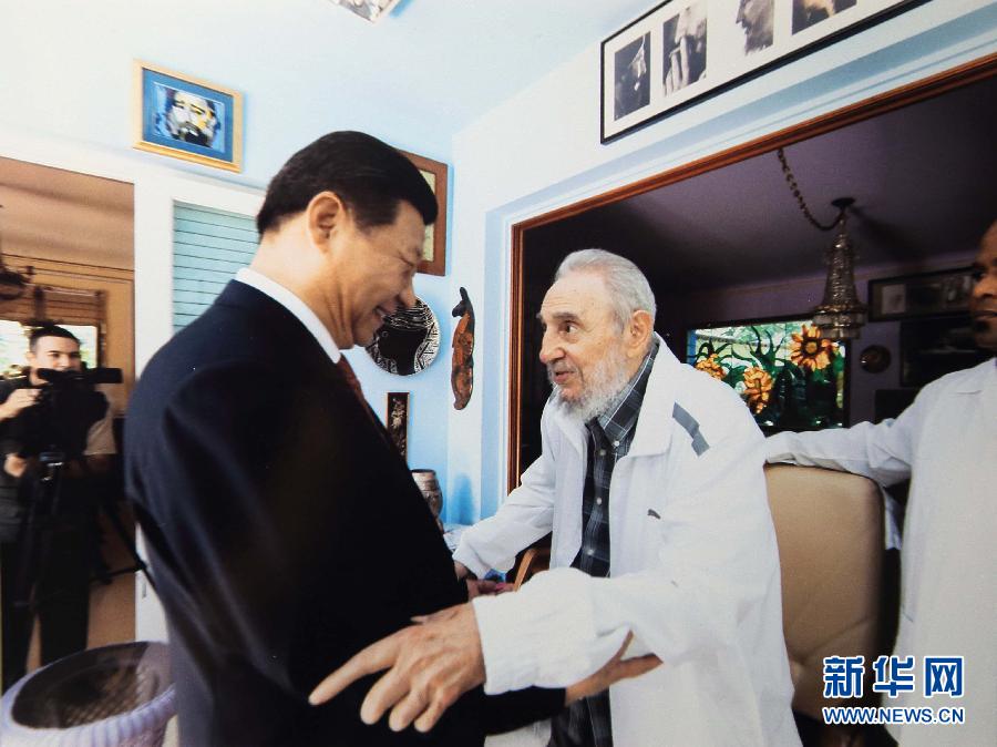 當(dāng)?shù)貢r(shí)間7月22日，國(guó)家主席習(xí)近平在哈瓦那親切探望古巴革命領(lǐng)袖菲德?tīng)?middot;卡斯特羅。 新華社發(fā)