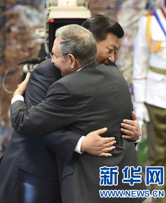 當(dāng)?shù)貢r(shí)間7月22日，國(guó)家主席習(xí)近平在哈瓦那接受古巴政府授予的&ldquo;何塞&middot;馬蒂&rdquo;勛章。古巴國(guó)務(wù)委員會(huì)主席兼部長(zhǎng)會(huì)議主席勞爾&middot;卡斯特羅為習(xí)近平佩戴勛章。新華社記者馬占成攝