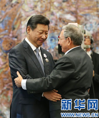 當(dāng)?shù)貢r(shí)間7月22日，國(guó)家主席習(xí)近平在哈瓦那接受古巴政府授予的&ldquo;何塞&middot;馬蒂&rdquo;勛章。古巴國(guó)務(wù)委員會(huì)主席兼部長(zhǎng)會(huì)議主席勞爾&middot;卡斯特羅為習(xí)近平佩戴勛章。新華社記者劉衛(wèi)兵攝