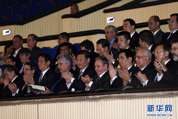      出當?shù)貢r間7月22日，國家主席習近平在哈瓦那與古巴國務委員會主席兼部長會議主席勞爾&middot;卡斯特羅共同觀看中古芭蕾舞聯(lián)合演出。新華社記者李學仁攝 