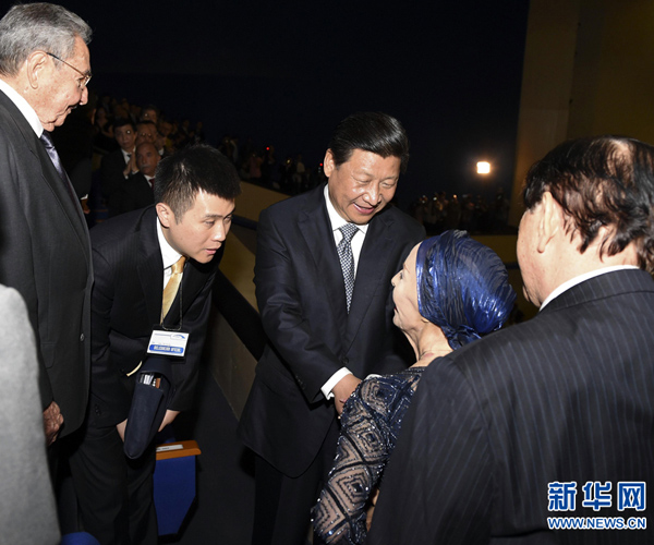     當?shù)貢r間7月22日，國家主席習近平在哈瓦那與古巴國務委員會主席兼部長會議主席勞爾&middot;卡斯特羅共同觀看中古芭蕾舞聯(lián)合演出。新華社記者李學仁攝 