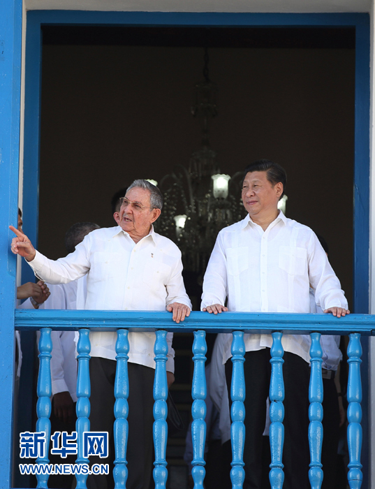 這是習(xí)近平在勞爾陪同下參觀圣地亞哥市政府時(shí)一同走上二層陽臺(tái)。1959年1月1日，菲德爾&middot;卡斯特羅就是站在這里宣布古巴革命勝利。新華社記者蘭紅光 攝 