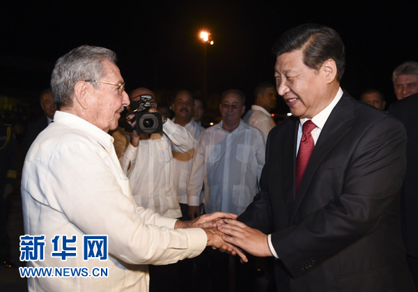 當(dāng)?shù)貢r(shí)間7月23日，國(guó)家主席習(xí)近平結(jié)束對(duì)古巴的訪問，離開圣地亞哥，啟程回國(guó)。這是古巴國(guó)務(wù)委員會(huì)主席兼部長(zhǎng)會(huì)議主席勞爾&middot;卡斯特羅到機(jī)場(chǎng)為習(xí)近平送行。新華社記者 李學(xué)仁 攝 