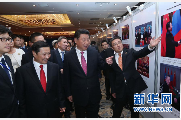 8月22日，國家主席習(xí)近平在烏蘭巴托與蒙古國總理阿勒坦呼亞格共同出席中蒙經(jīng)貿(mào)合作回顧展開幕式。 新華社記者 龐興雷 攝 