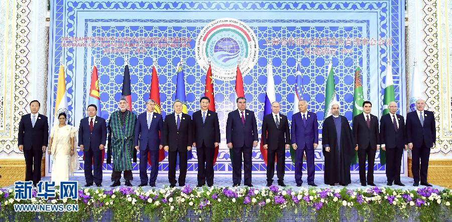 9月12日，上海合作組織成員國元首理事會第十四次會議在塔吉克斯坦首都杜尚別舉行。國家主席習(xí)近平出席會議并發(fā)表重要講話。這是與會成員國元首、觀察員國領(lǐng)導(dǎo)人或代表、主席國客人以及有關(guān)國際和地區(qū)組織代表集體合影。新華社記者李濤攝 