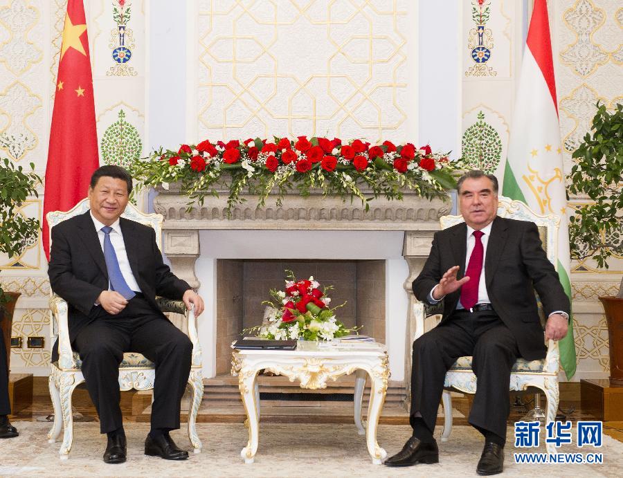 9月13日，國家主席習近平在杜尚別同塔吉克斯坦總統(tǒng)拉赫蒙舉行會談。 新華社記者黃敬文攝 