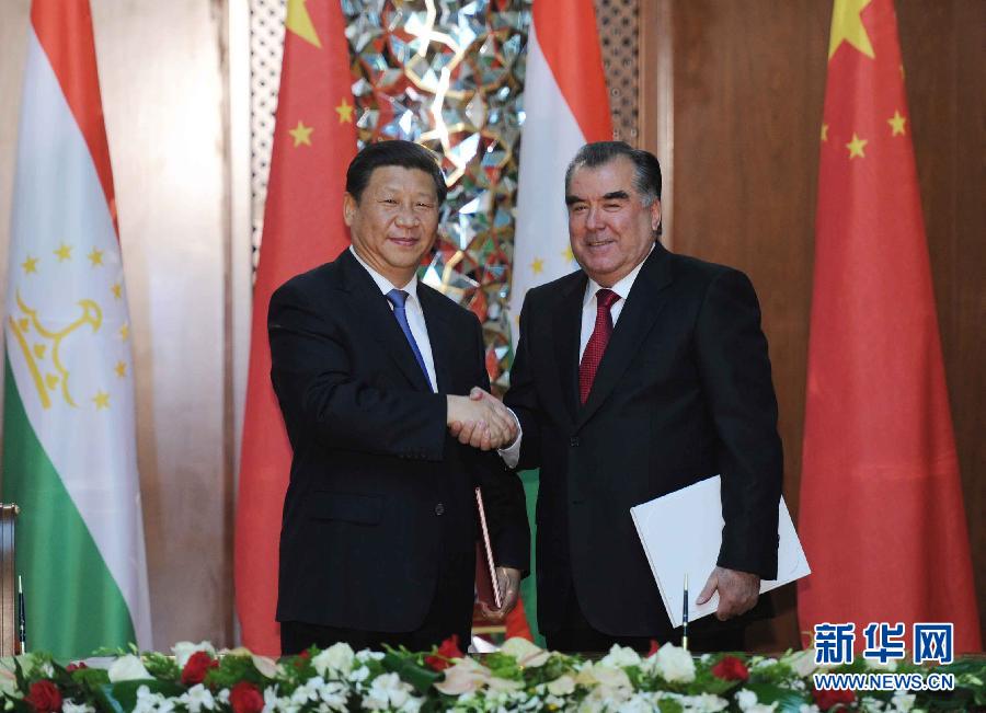 9月13日，國家主席習(xí)近平和塔吉克斯坦總統(tǒng)拉赫蒙在杜尚別共同簽署《中塔關(guān)于進(jìn)一步發(fā)展和深化戰(zhàn)略伙伴關(guān)系的聯(lián)合宣言》。新華社記者謝環(huán)馳攝 