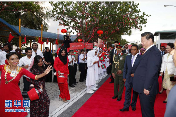 9月14日，國家主席習(xí)近平抵達(dá)馬累，開始對馬爾代夫進(jìn)行國事訪問。習(xí)近平和夫人彭麗媛在機(jī)場受到馬爾代夫總統(tǒng)亞明夫婦的熱情迎接。 新華社記者 鞠鵬 攝