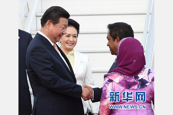  9月14日，國家主席習(xí)近平抵達(dá)馬累，開始對(duì)馬爾代夫進(jìn)行國事訪問。習(xí)近平和夫人彭麗媛在機(jī)場(chǎng)受到馬爾代夫總統(tǒng)亞明夫婦的熱情迎接。新華社記者 馬占成 攝 