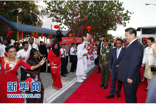  9月14日，國家主席習(xí)近平抵達(dá)馬累，開始對(duì)馬爾代夫進(jìn)行國事訪問。習(xí)近平和夫人彭麗媛在機(jī)場(chǎng)受到馬爾代夫總統(tǒng)亞明夫婦的熱情迎接。新華社記者 鞠鵬 攝 