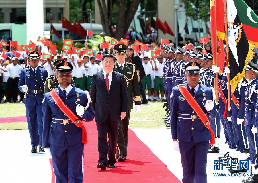 9月15日，國家主席習(xí)近平同馬爾代夫總統(tǒng)亞明在馬累舉行會談。會談前，亞明在共和國廣場為習(xí)近平舉行歡迎儀式。 新華社記者 馬占成 攝 