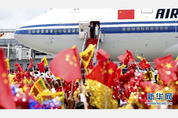 9月16日，國(guó)家主席習(xí)近平抵達(dá)科倫坡，開始對(duì)斯里蘭卡進(jìn)行國(guó)事訪問。這是習(xí)近平和夫人彭麗媛向歡迎群眾揮手致意。 新華社記者馬占成攝 