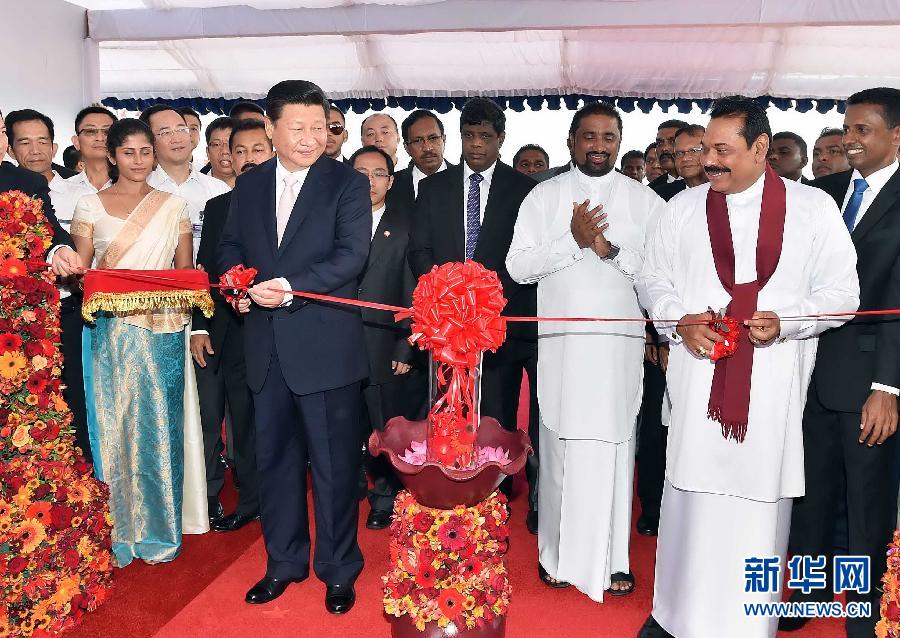 9月17日，國家主席習近平在斯里蘭卡總統(tǒng)拉賈帕克薩陪同下考察中斯港口合作項目。這是習近平和拉賈帕克薩為港口城開工剪彩。 新華社記者李濤 攝