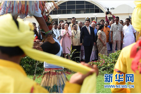 9月17日，國(guó)家主席習(xí)近平抵達(dá)古吉拉特邦艾哈邁達(dá)巴德市，開(kāi)始對(duì)印度進(jìn)行國(guó)事訪問(wèn)。這是印度青年跳起古吉拉特邦傳統(tǒng)舞蹈，歡迎習(xí)近平和夫人彭麗媛。新華社記者 馬占成 攝