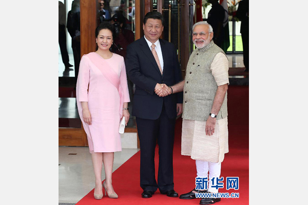 9月17日，國家主席習近平在古吉拉特邦艾哈邁達巴德會見印度總理莫迪。這是會見前，莫迪在習近平下榻的賓館前迎接習近平和夫人彭麗媛。 新華社記者 龐興雷 攝