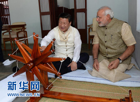 9月17日，國家主席習近平在印度古吉拉特邦進行訪問。印度總理莫迪全程陪同。這是習近平在參觀甘地故居時，親自搖動甘地曾經(jīng)使用過的紡車。新華社記者 馬占成 攝