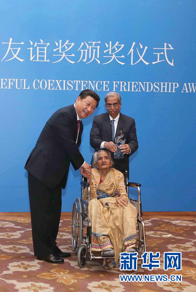 9月19日，國(guó)家主席習(xí)近平在新德里會(huì)見(jiàn)印度友好人士、友好團(tuán)體代表，并頒發(fā)和平共處五項(xiàng)原則友誼獎(jiǎng)，表彰他們長(zhǎng)期致力于中印友好事業(yè)。新華社記者龐興雷攝 