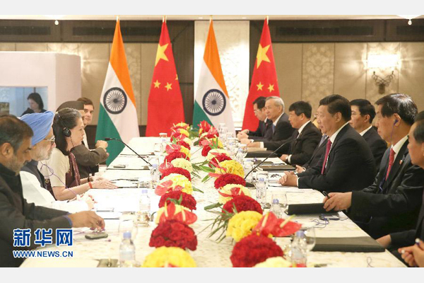 9月19日，國家主席習(xí)近平在新德里會(huì)見印度國大黨主席索尼婭&middot;甘地和前總理辛格。 新華社記者姚大偉攝